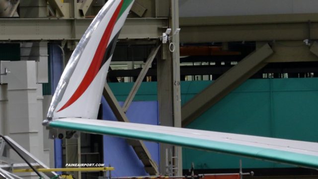 Sale de la línea de ensamblaje el primer Boeing 777X de Emirates