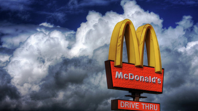 Piloto aterriza junto a un McDonalds para comprar café