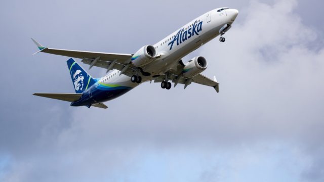 Estudiante de aviación intenta ingresar a cabina de pilotos durante un vuelo
