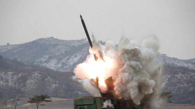 Las pruebas de misiles «irresponsables» de Corea del Norte ignoran las reglas de la aviación internacional