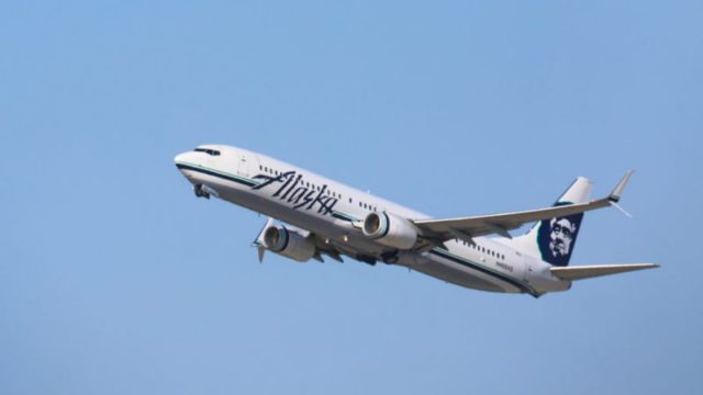 Alaska Airlines dejará abordar primero a quien use «suéter feo» de Navidad