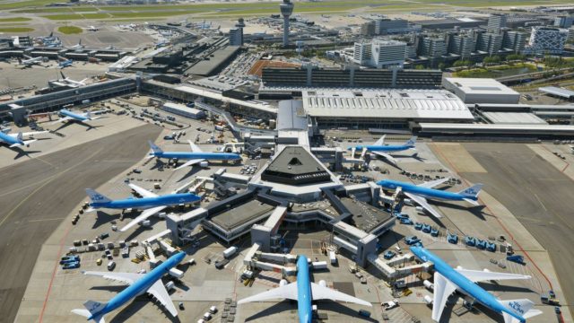 IATA en favor con decisión sobre declarar ilegal reducción de operaciones en Schiphol