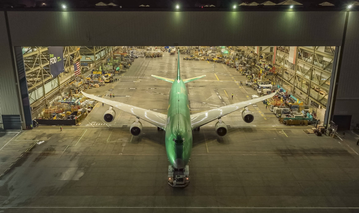 El último avión Boeing 747 deja la fábrica de Everett