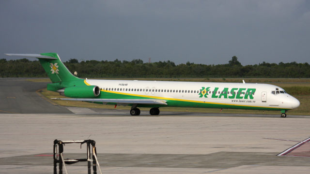 Hombre muere al caer de MD-80 durante despegue en Caracas