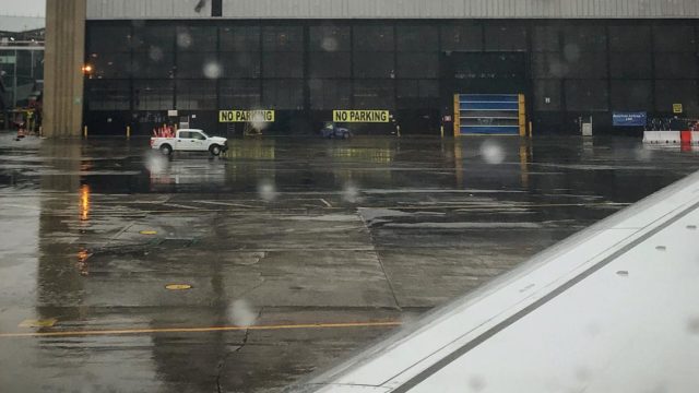 Vídeo: Fuertes vientos dañan techo de hangar en LaGuardia