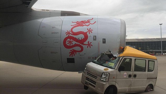 Camioneta choca contra motor de A330 en Hong Kong