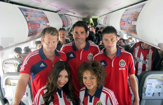 Presentación de la Nueva Jersey de ChivasUSA abordo de Volaris