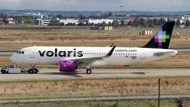 Se desvía vuelo de Volaris por problema en un motor
