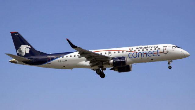 Sobrecargos de Aeroméxico salvan vida de bebé en vuelo