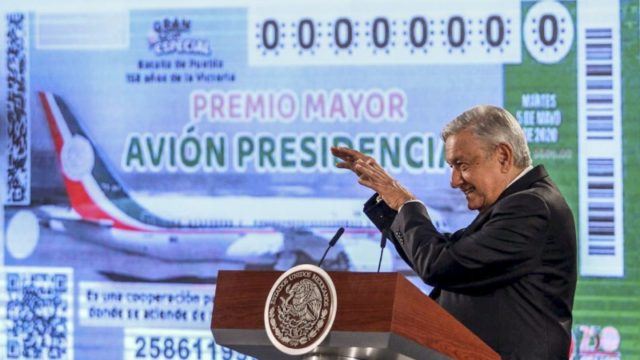 Presentan boleto para la rifa del avión presidencial