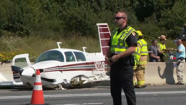 Aterriza de emergencia aeronave sobre autopista en Estados Unidos