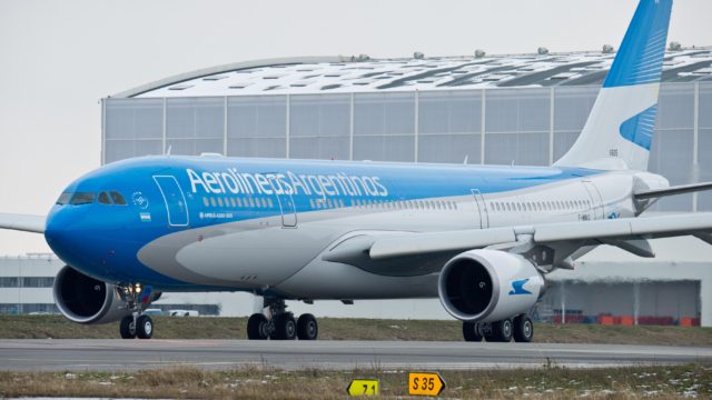 Avión de Aerolíneas Argentinas aterriza de emergencia