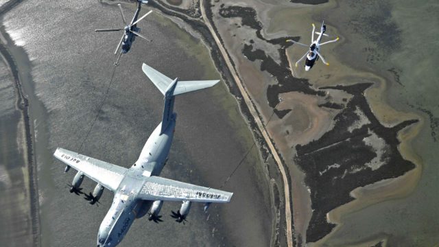 A400M realiza las primeras pruebas de contacto en seco con helicópteros