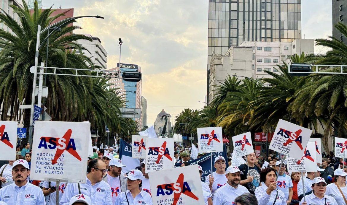 Sobrecargos de Aeroméxico definirán este domingo si continúa el emplazamiento a huelga