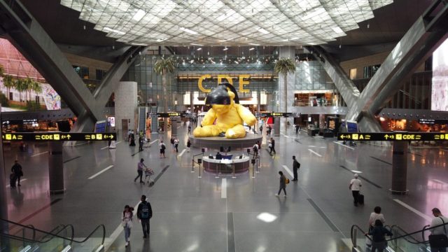 Personal del aeropuerto de Hamad en Qatar realiza examen invasivo a pasajeras después de encontrar un bebé abandonado