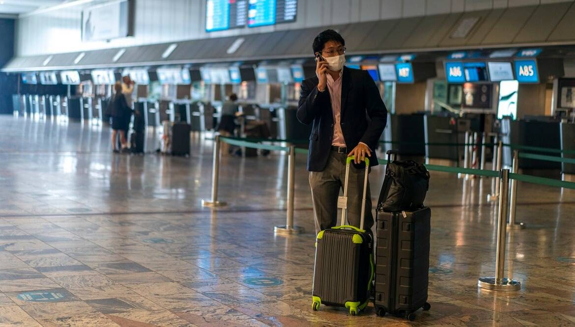 Los países deben rescindir inmediatamente las restricciones de viaje por la variante Ómicron: IATA