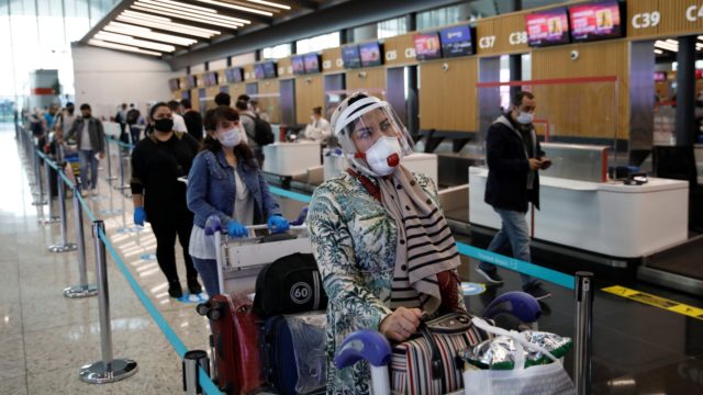 Grupos instan al gobierno de Estados Unidos a rechazar el requisito de pruebas COVID-19 para viajes nacionales