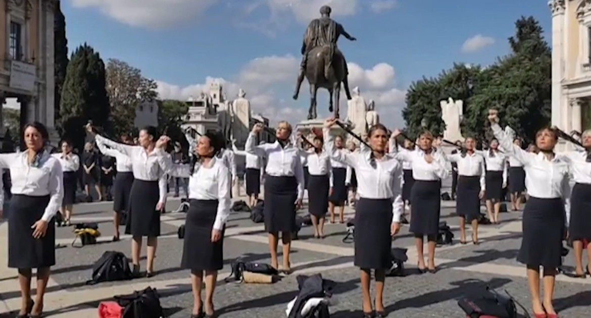 Ex sobrecargos de Alitalia protestan frente al ayuntamiento de Roma