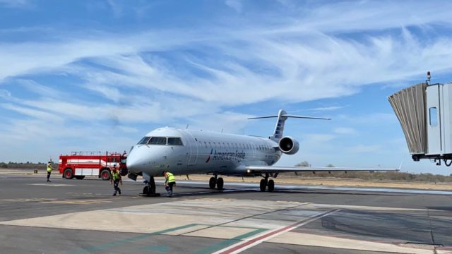 American Airlines se sale de calle de rodaje debido a nieve