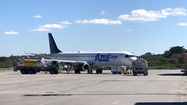 Azul podría estar adaptando parte de sus E-jet para el transporte de carga