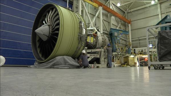 Motor GE90 número 2000 propulsa 777 de Cathay.