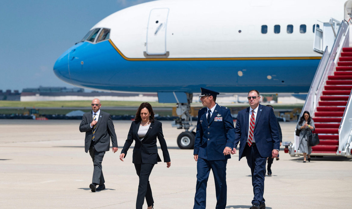 Sufre falla el C-32 «Air Force Two» en el que viajaba Kamala Harris