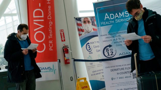 Aerolíneas presionan a la Casa Blanca para no requerir pruebas de COVID-19 en vuelos nacionales