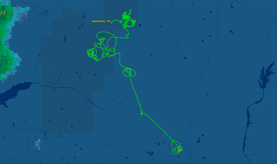 Roban avión y amenazan con estrellarlo