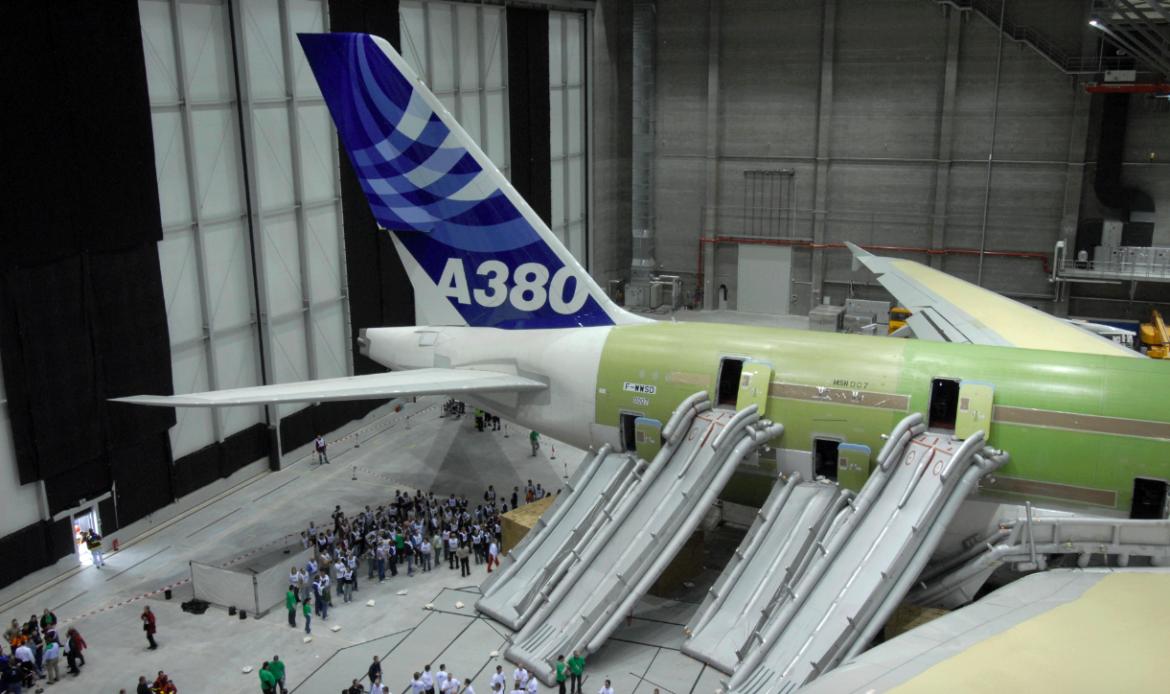 ¿Cuánto tiempo toma evacuar un avión a su máxima capacidad?