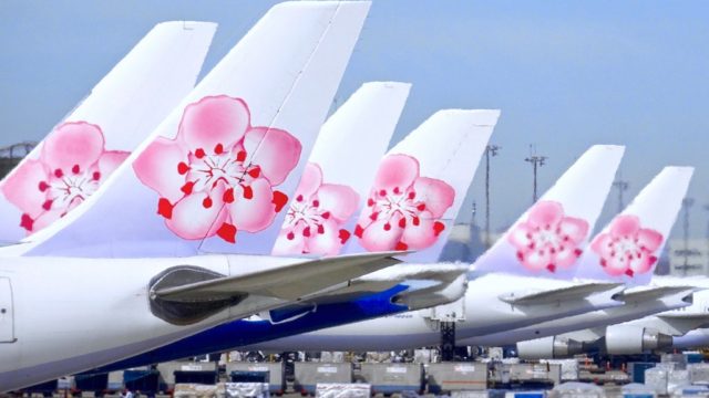 Nuevos casos de COVID-19 provocan desvíos de vuelos en China
