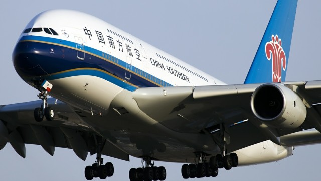 Vídeo: El Aeropuerto de Amsterdam Schiphol invita a Mr Van Dam de 86 años a conocer el A380