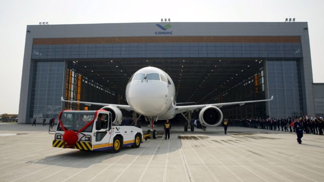 COMAC entrega su ARJ21 número 100