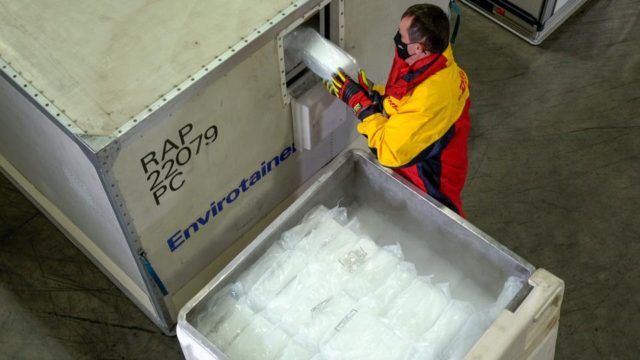 Boeing y la FAA destacan las pautas sobre el transporte de hielo seco a medida que se aceleran los envíos de las vacunas contra el COVID-19