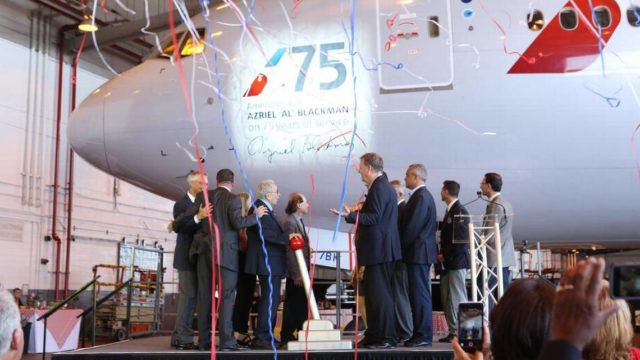 American rinde homenaje a mecánico por 75 años de servicio