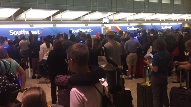 Falla sistema de check-in, provocando demoras en todo el mundo