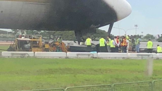 Tractor se incendia mientras remolcaba B777