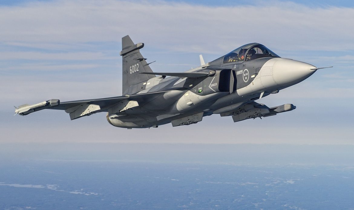 Embraer presenta el primer caza Gripen E producido localmente