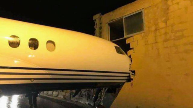Por fuertes vientos, Falcon 7X choca contra oficinas