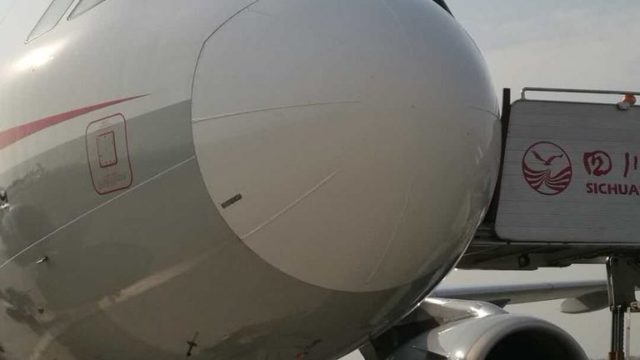 A319 de Sichuan Airlines aterriza de emergencia tras desprendimiento de parabrisas