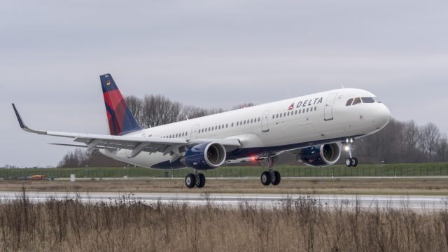 Delta Air Lines ajusta planes de crecimiento tras alza en costos de combustible