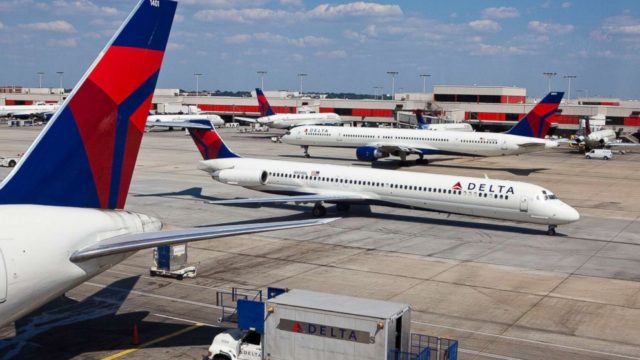 Delta pone en tierra 300 aeronaves y reduce su capacidad en 40%