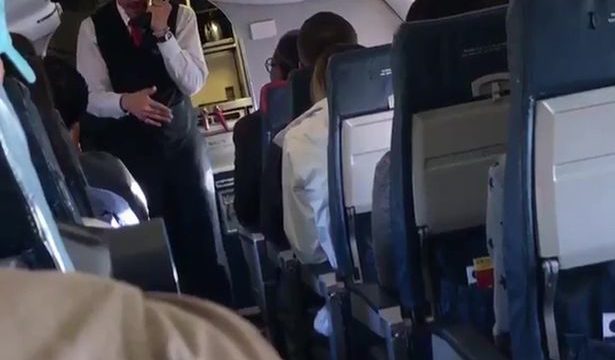 Sobrecargo de Delta da instrucciones ‘rapeando’