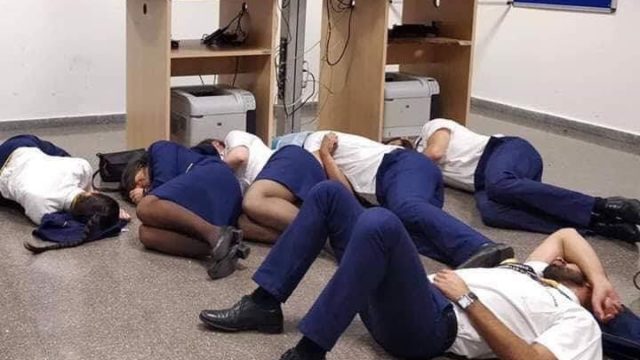 Ryanair se disculpa con tripulación por pasar la noche en piso de aeropuerto