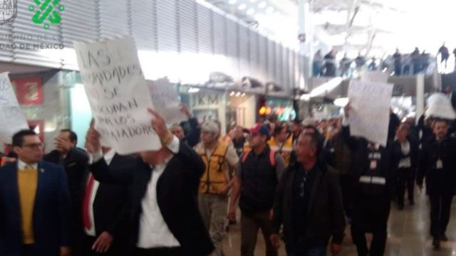 Empleados se manifiestan en T1 de AICM