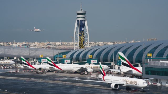Ataque con dron provoca suspensión temporal de operaciones en el aeropuerto de Dubái