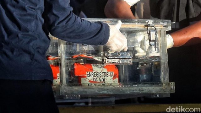 Recuperan «Cajas Negras» del vuelo SJ182 de Sriwijaya Air accidentado en Indonesia