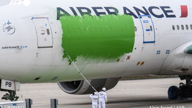 Activistas vandalizan un B777 de Air France en París