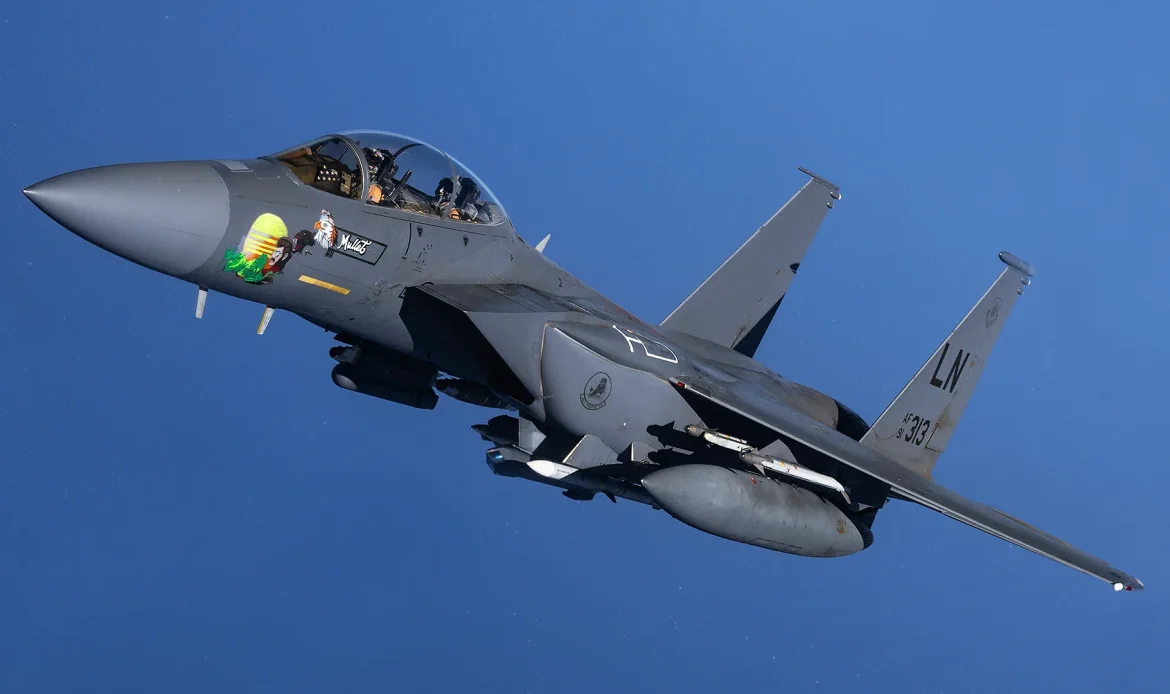 Reportan derribo de avión de combate de Estados Unidos en Irán