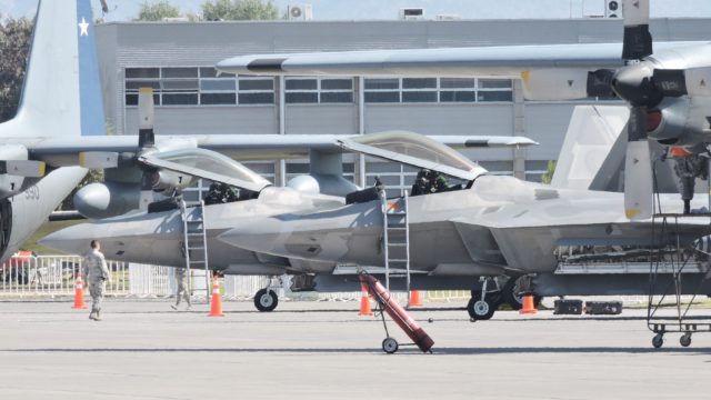 Interceptación de aeronaves, cuando los aviones comerciales se encuentran con cazas militares