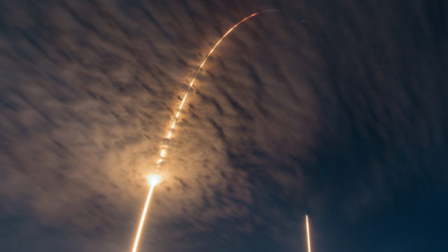 SpaceX enviará nave tripulada a orbitar la Luna en 2018